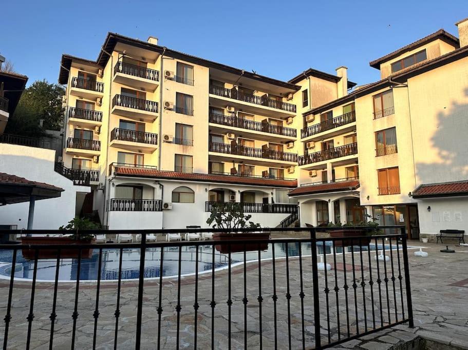 Spacious Fully Furnished Studio In Kavarna Apart Hotel ภายนอก รูปภาพ