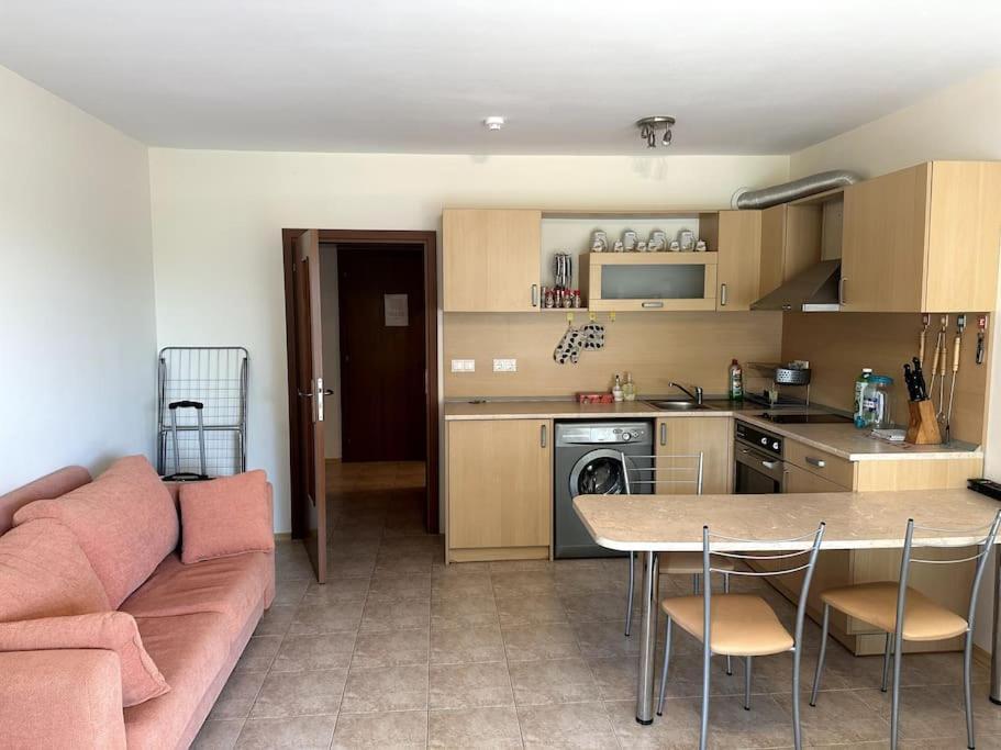 Spacious Fully Furnished Studio In Kavarna Apart Hotel ภายนอก รูปภาพ