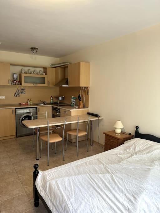 Spacious Fully Furnished Studio In Kavarna Apart Hotel ภายนอก รูปภาพ