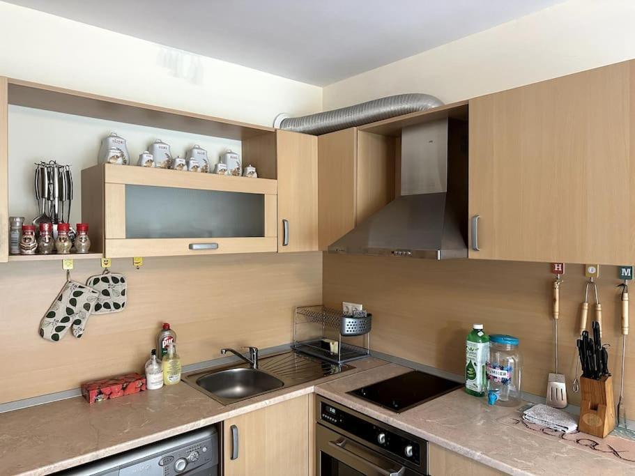 Spacious Fully Furnished Studio In Kavarna Apart Hotel ภายนอก รูปภาพ